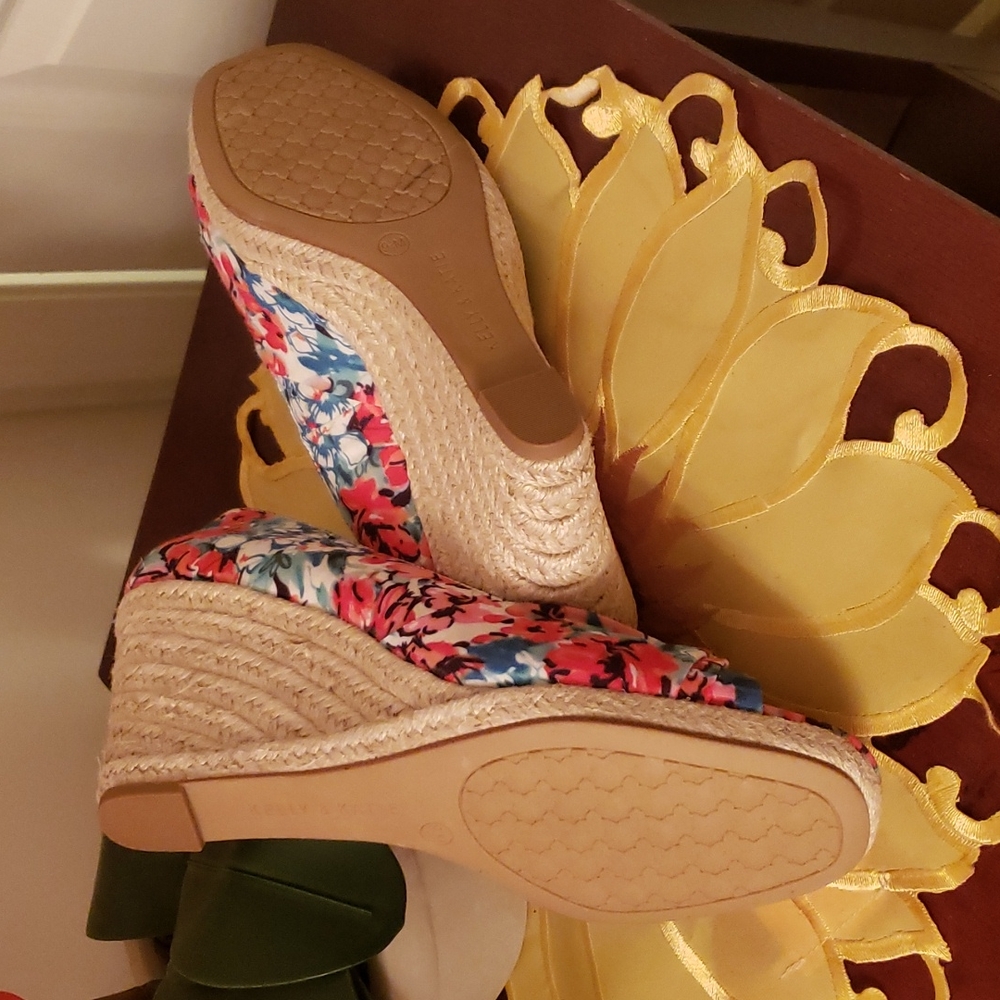 New  Kelly & Katie Women Red Wedges Shoes 9.M Cute 😍 5 🌟 - Picture 3 of 3